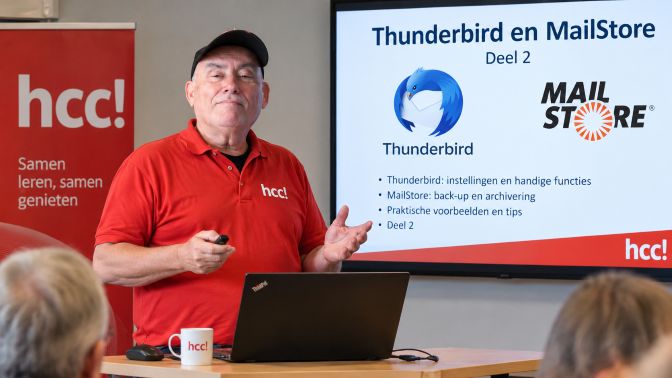 Karel geeft presentatie